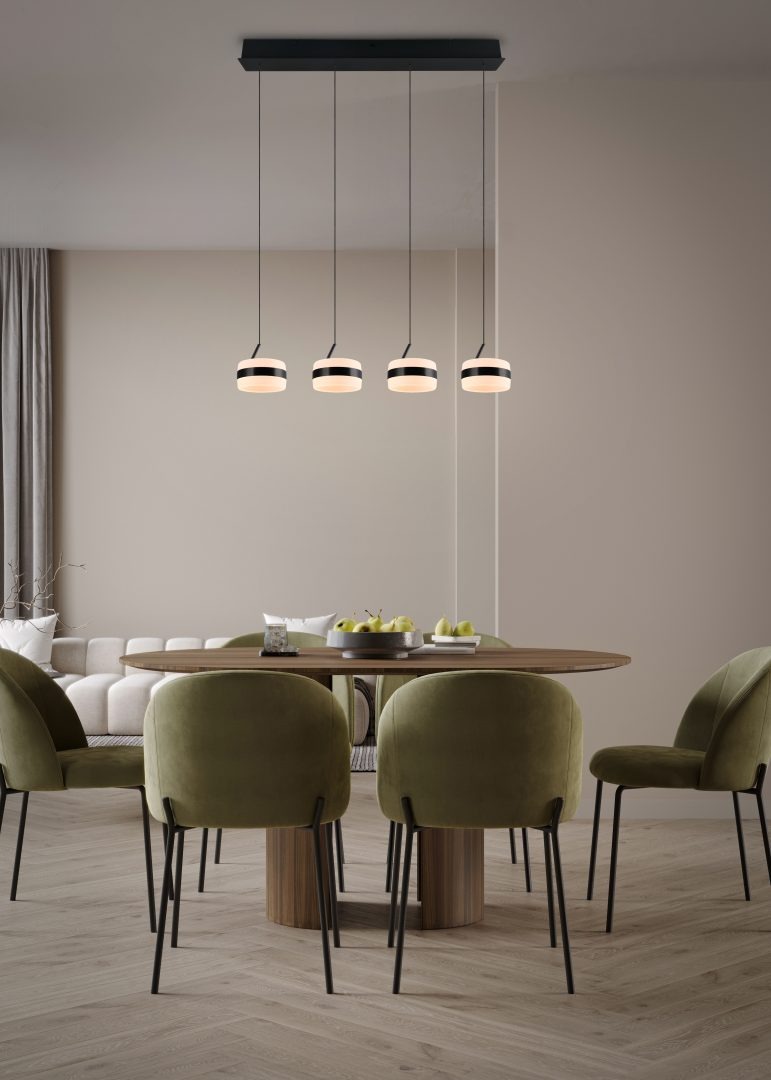 Lampa wisząca Dios z czterema okrągłymi kloszami LED, czarna, zawieszona na cienkich linkach. Ujęcie z góry, w nowoczesnym wnętrzu jadalni z okrągłym drewnianym stołem i zielonymi krzesłami. Tło w jasnym odcieniu beżu.