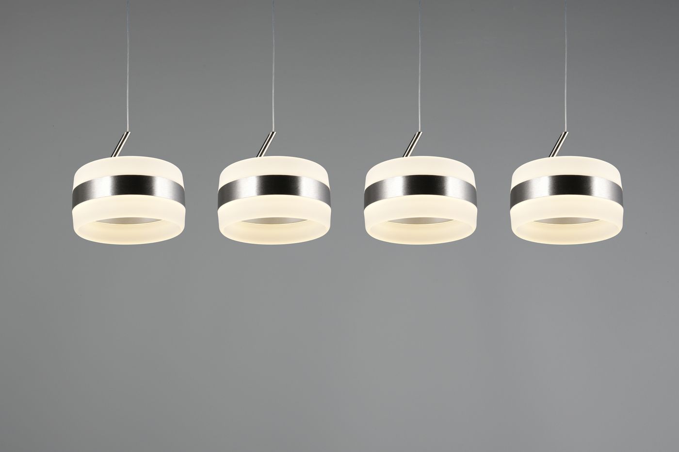Lampa wisząca Dios z czterema źródłami LED o mocy 32W, w kolorze niklowym. Elementy okrągłe z białego, mlecznego szkła z metalowym paskiem. Produkt zawieszony na cienkich linkach, na jednolitym, szarym tle.