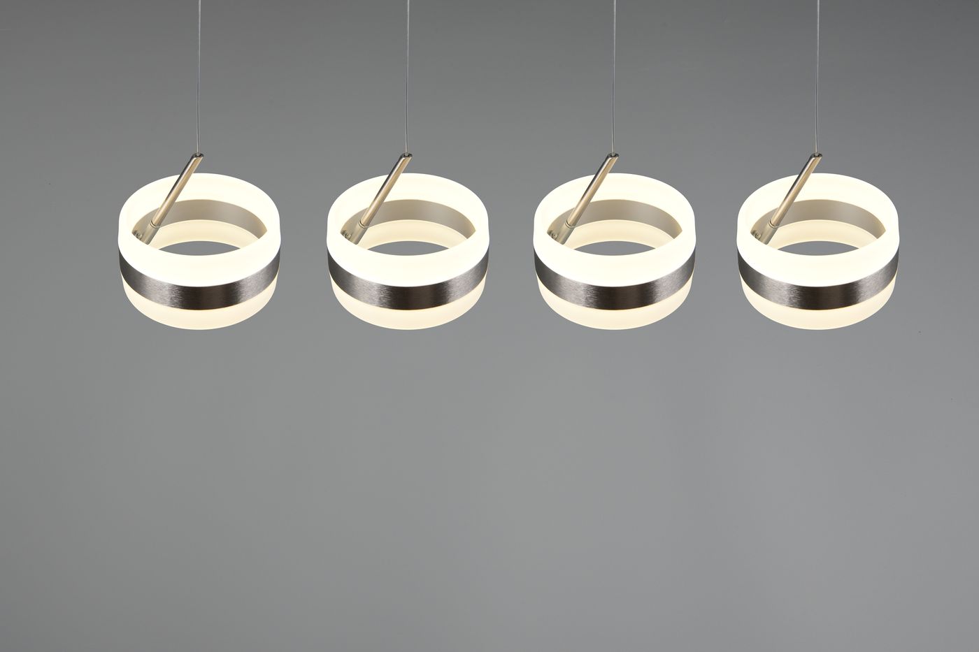 Lampa wisząca Dios z czterema okrągłymi kloszami LED, w kolorze białym z metalicznymi, niklowymi akcentami. Klosze zawieszone na cienkich sznurkach, prezentowane na szarym tle. Każdy klosz ma elegancki, minimalistyczny design.