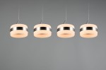 Lampa wisząca Dios z czterema okrągłymi kloszami w kolorze mlecznym, z metalowymi, niklowanymi detalami. Zawieszona na cienkich linkach, w nowoczesnym stylu, idealna do oświetlenia wnętrz. Klosze mają średnicę około 20 cm.