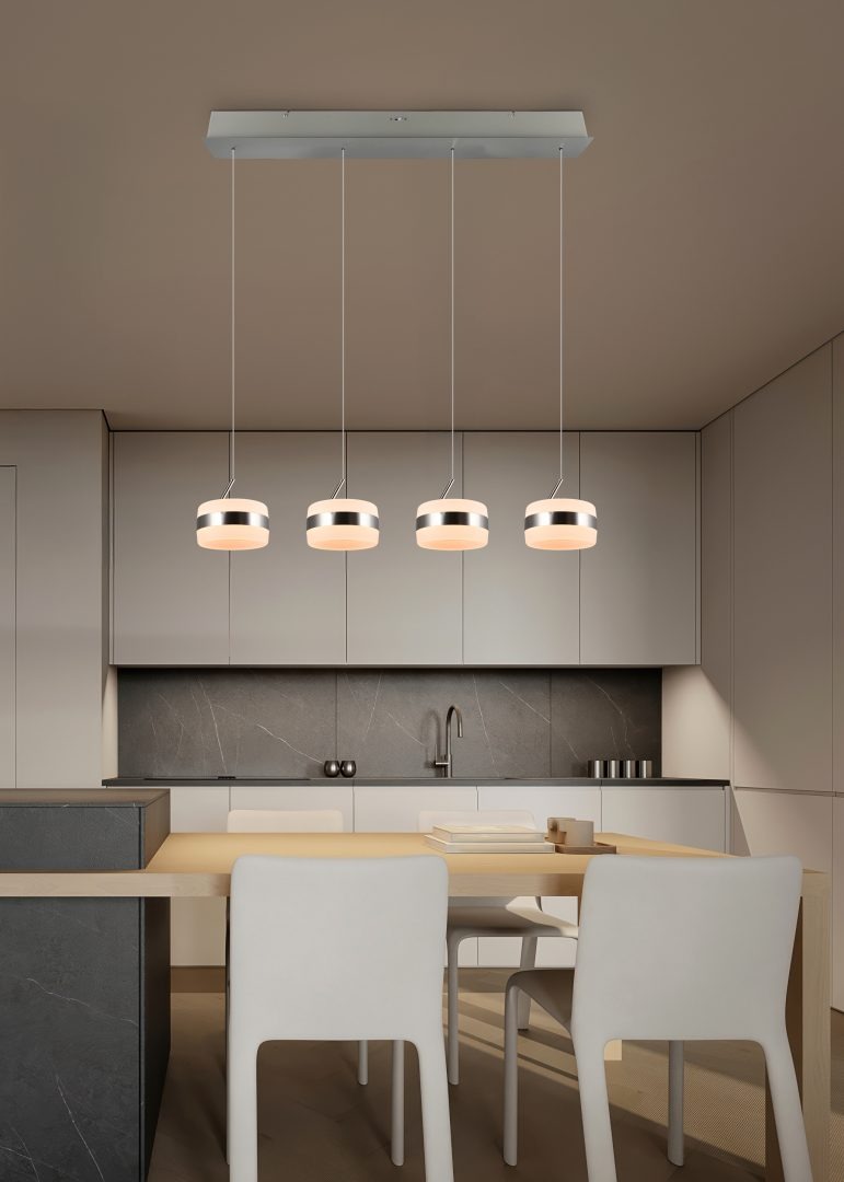 Lampa wisząca Dios z czterema oprawami LED, 32W, w kolorze niklowym. Okrągłe klosze z przezroczystym detalem, zawieszone na cienkich linkach, umieszczone nad stołem w nowoczesnej kuchni. Proste, eleganckie wzornictwo.