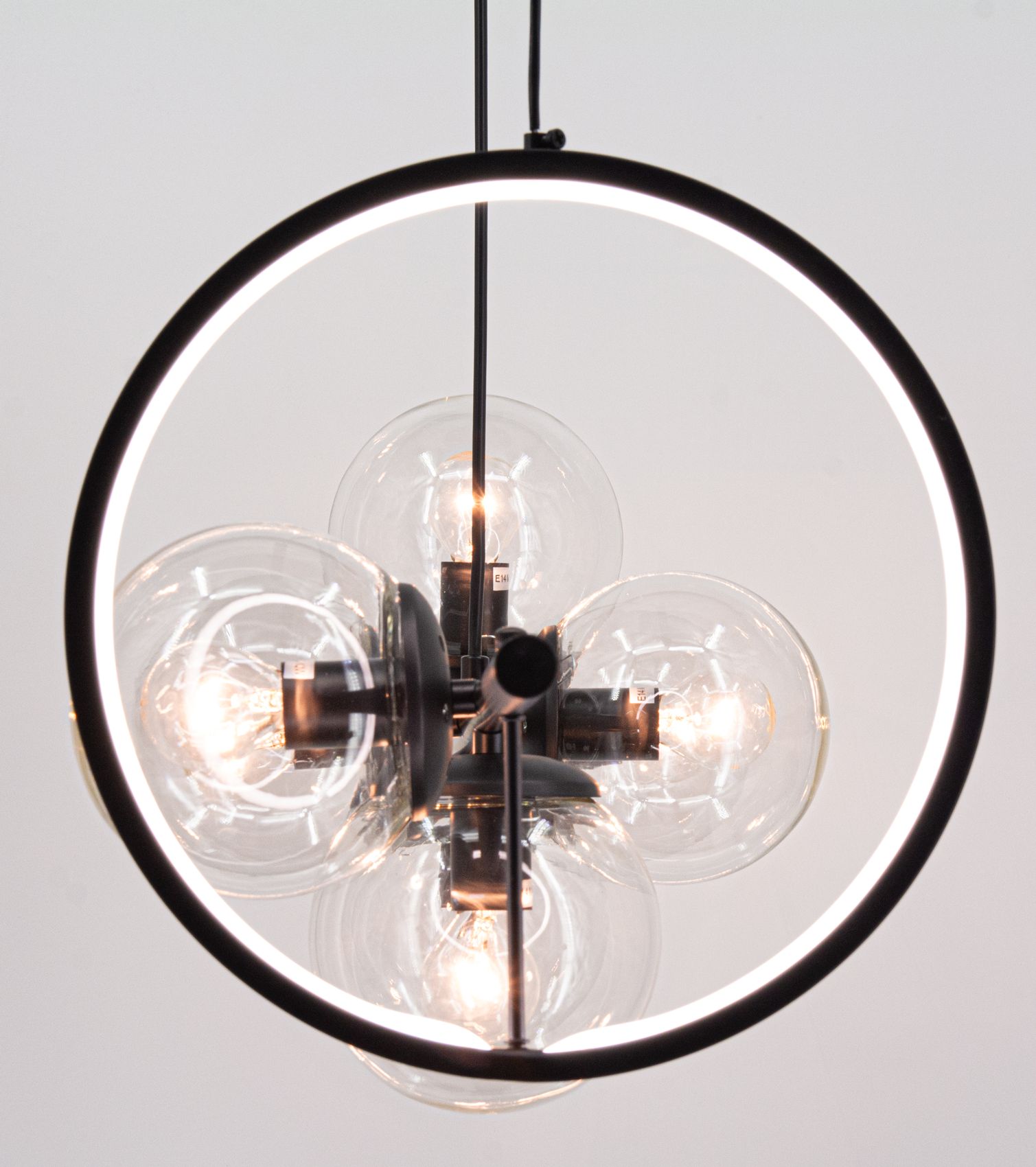 Czarna lampa wisząca Galaxy z siedmioma oprawami E14 i jednym źródłem LED. Okrągła konstrukcja z przezroczystymi kloszami, umieszczonymi wewnątrz metalowego pierścienia. Ujęcie z góry, ukazujące detale i źródła światła.