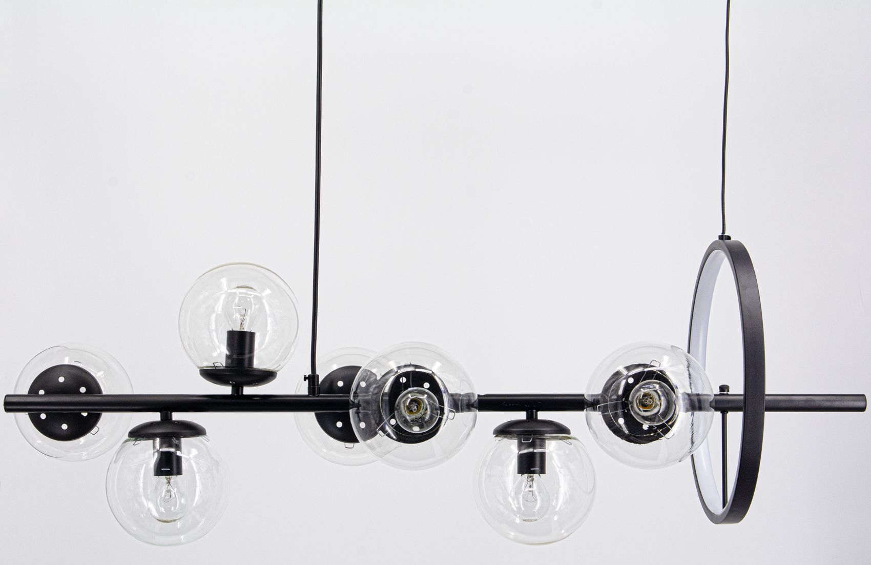 Czarna lampa wisząca Galaxy z siedmioma kulistymi kloszami E14 oraz jednym źródłem LED. Produkt zawieszony poziomo, z metalowym ramieniem i szklanymi kloszami, na prostym, białym tle. Klosze transparentne, z widocznymi żarówkami wewnątrz.