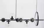Czarna lampa wisząca Galaxy z siedmioma kulistymi kloszami E14 oraz jednym źródłem LED. Produkt zawieszony poziomo, z metalowym ramieniem i szklanymi kloszami, na prostym, białym tle. Klosze transparentne, z widocznymi żarówkami wewnątrz.