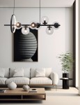 Lampa wisząca Galaxy, czarna, z siedmioma oprawami na żarówki E14 i jedną LED. Okrągły element w metalowym wykończeniu, przezroczyste klosze. Zawieszona nad stołem w nowoczesnym wnętrzu, z tłem w postaci czarno-białej grafiki.