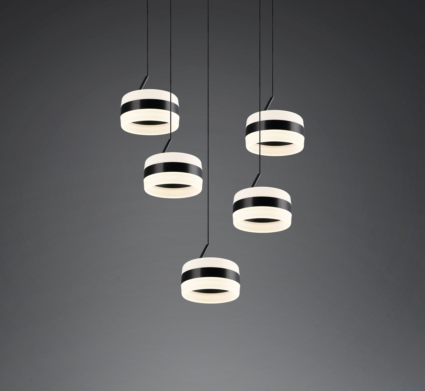 Lampa wisząca Dios z pięcioma okrągłymi oprawami LED, w kolorze czarnym z białymi detalami. Zawieszona na cienkich linkach, idealna do nowoczesnych wnętrz, prezentująca minimalistyczny design.