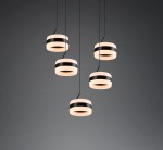 Lampa wisząca Dios z pięcioma okrągłymi kloszami LED w kolorze czarnym z białymi paskami. Klosze zawieszone na cienkich przewodach, w nowoczesnym stylu, na ciemnym tle. Idealna do nowoczesnych wnętrz.