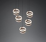 Lampa wisząca Dios z pięcioma okrągłymi kloszami LED w kolorze czarnym i białym. Klosze zawieszone na cienkich linkach, układają się w harmonijną kompozycję. Kąt ujęcia jest frontalny, na jednolitym ciemnym tle.