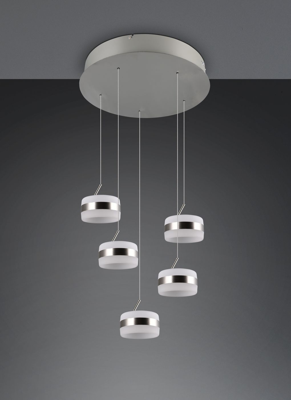 Lampa wisząca Dios z pięcioma źródłami LED, moc 40W, w kolorze niklowym. Okrągłe klosze z białym szkłem, zawieszone na cienkich linkach. Całość zamontowana na okrągłej podstawie sufitowej, w minimalistycznym stylu.