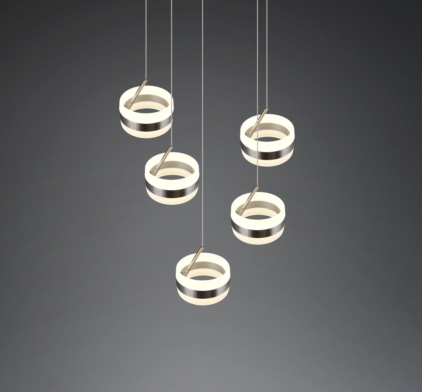 Lampa wisząca Dios z pięcioma okrągłymi źródłami LED w kolorze niklu. Okręgi mają białą oprawę z metalowym wykończeniem, zawieszone na cienkich linkach. Całość na ciemnym tle, co podkreśla nowoczesny design.