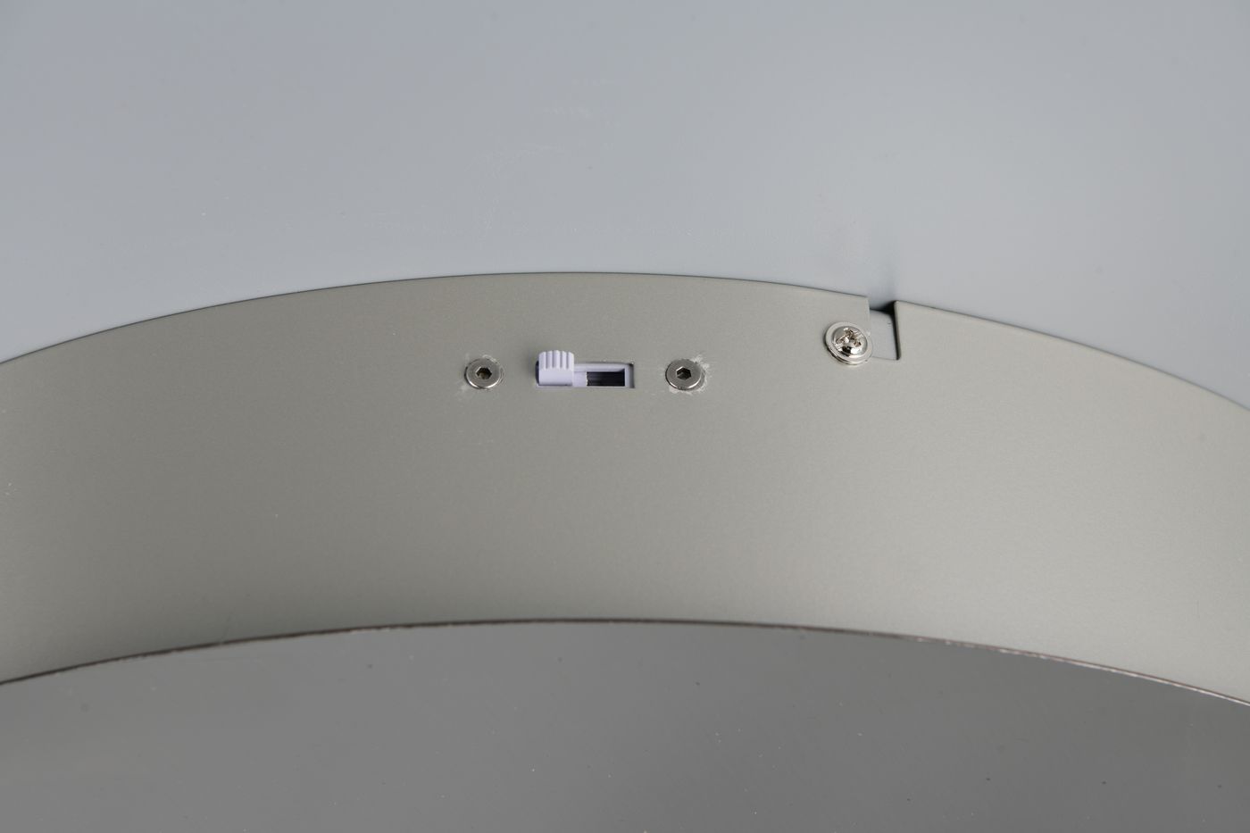 Lampa wisząca Dios z 5 diodami LED w kolorze niklowym. Zbliżenie na górną część lampy z widocznym włącznikiem oraz śrubami mocującymi. Prosty, nowoczesny design, idealna do różnych wnętrz.