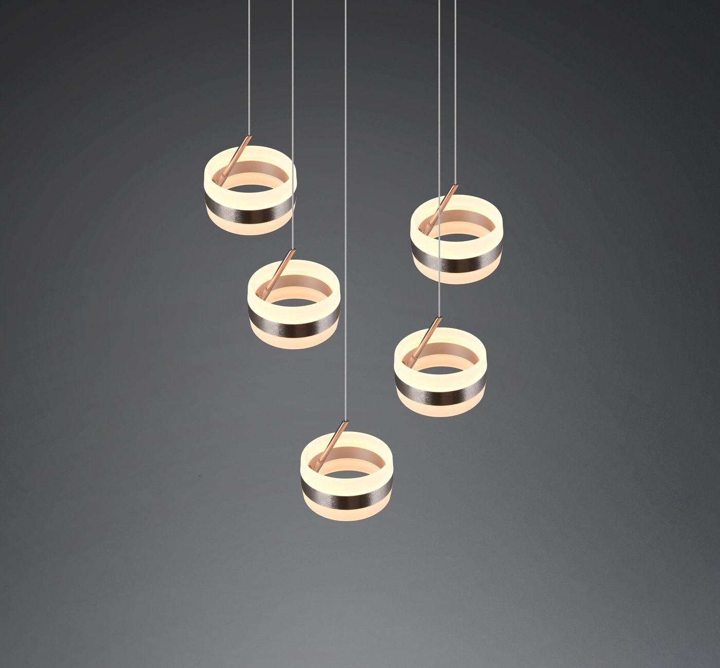 Lampa wisząca Dios z pięcioma okrągłymi kloszami LED w kolorze niklowym i złotym, zawieszona na cienkich linkach. Klosze mają białą oprawę i złote akcenty. Produkt ma nowoczesny design, idealny do eleganckich wnętrz.