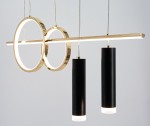 Lampa wisząca Moderno z dwoma złotymi okręgami i dwoma czarnymi cylindrycznymi kloszami, zawieszona na prostym, złotym stelażu. Oświetlenie LED u dołu kloszy zapewnia funkcjonalne światło. Tło jasne, minimalistyczne.