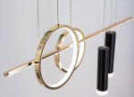 Lampa wisząca Moderno z metalową konstrukcją w kolorze złotym, z dwoma okrągłymi elementami i trzema cylindrycznymi oprawami w kolorze czarnym. Zintegrowane oświetlenie LED oraz miejsce na żarówki E14. Zawieszona na cienkich linkach, w nowoczesnym stylu.