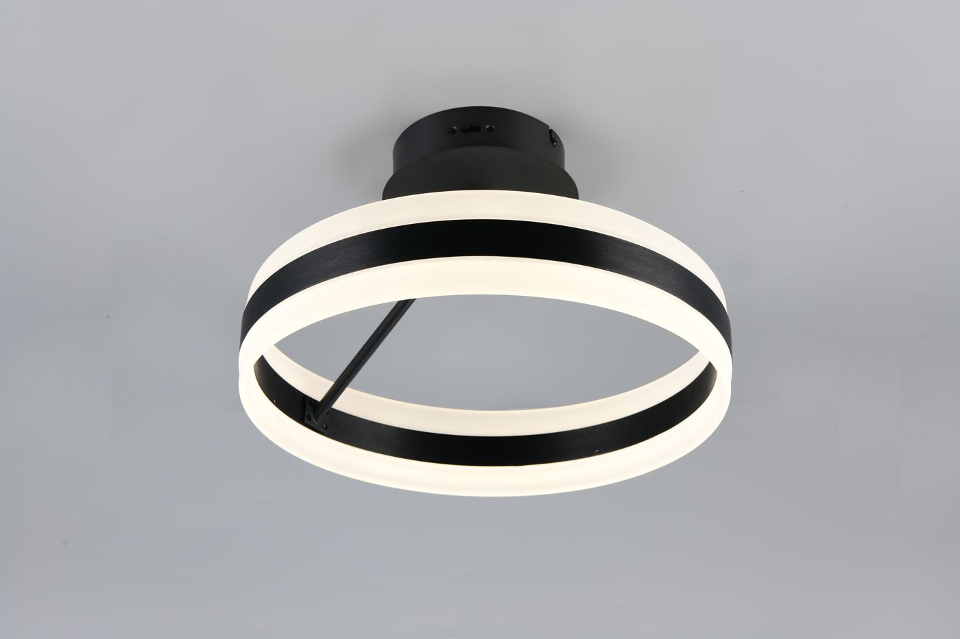 Lampa sufitowa Dios w kolorze czarnym z jedną diodą LED 21W. Okrągła konstrukcja z białym kloszem i czarnymi akcentami. Ujęcie z góry, ukazujące detale wzornictwa oraz mocowanie. Tło w jednolitym szarym kolorze.