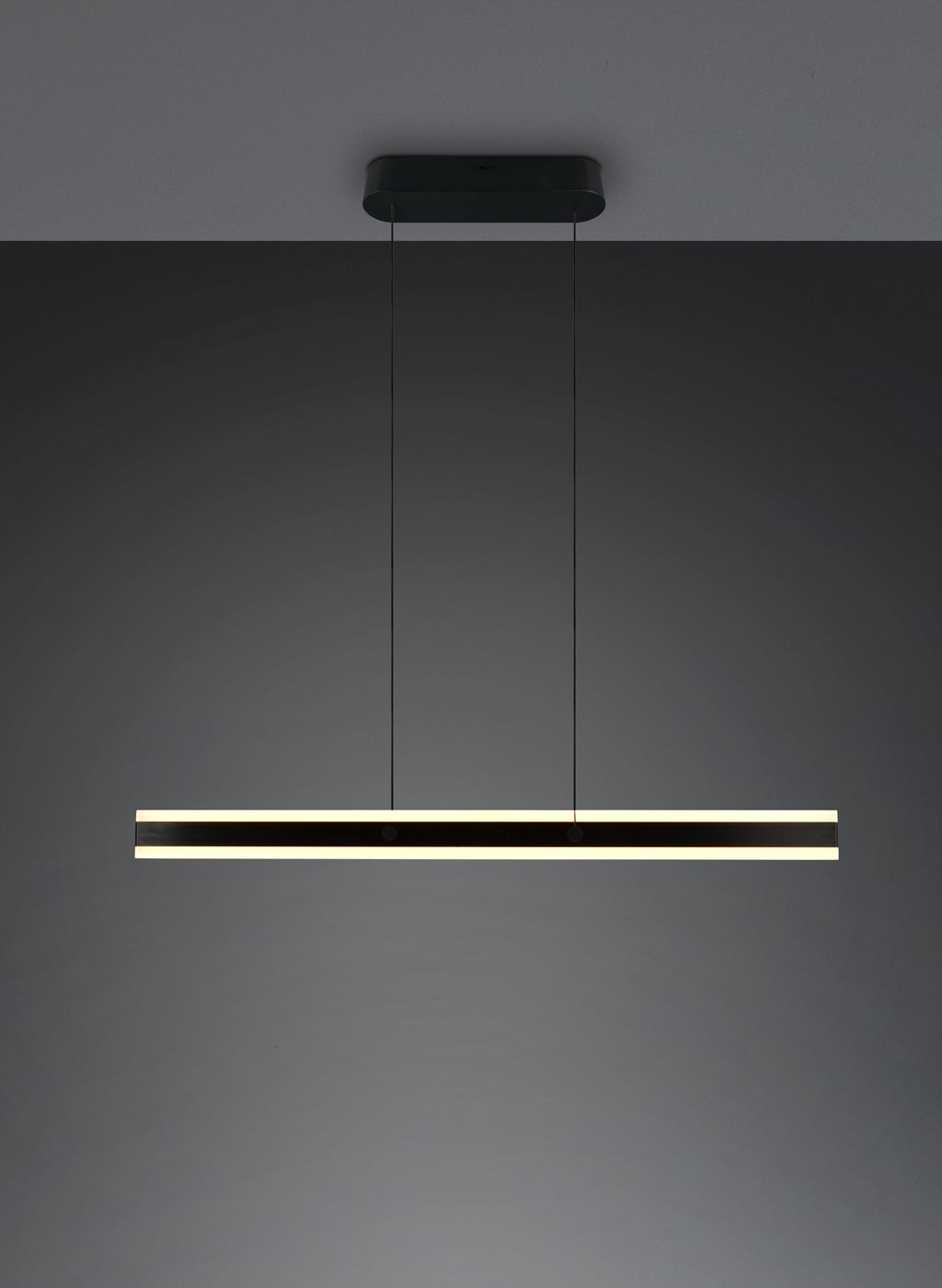 Lampa wisząca Arcola w kolorze czarnym, z jedną diodą LED 35W CCT. Prosta, prostokątna forma z metalowym korpusem, zawieszona na cienkich linkach. Jasne, ciepłe światło otacza czarną ramę, idealna do nowoczesnych wnętrz.