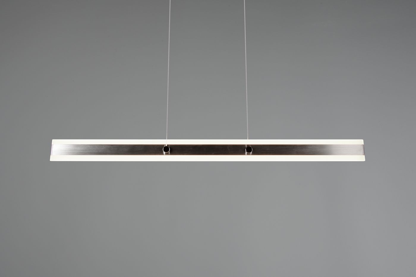 Lampa wisząca Arcola w kolorze niklowym, z prostokątnym kloszem LED 35W CCT. Zawieszona na cienkich linkach, o minimalistycznym designie. Widok frontalny, na jednolitym szarym tle, ukazujący elegancką, nowoczesną formę.