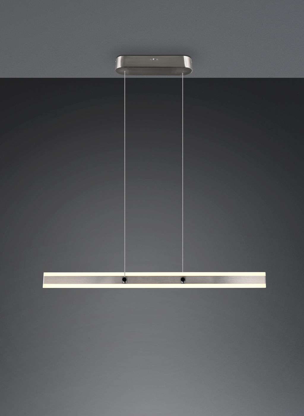 Lampa wisząca Arcola z jedną diodą LED 35W w kolorze niklowym. Prosta, prostokątna konstrukcja zawieszona na dwóch cienkich linkach. Zestawiona na szarym tle, z widocznym eleganckim wykończeniem i białym światłem emitowanym przez lampę.