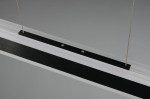 Lampa wisząca Arcola z czarnym metalowym elementem, zawieszona na cienkich linkach. Posiada prostokątny kształt z białymi akcentami, wykonana z materiałów odpornych na uszkodzenia. Ujęcie z góry, ukazujące detale montażowe i struktury.