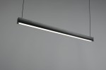 Czarna lampa wisząca Wallace z jednym źródłem LED o mocy 29W, o prostokątnym kształcie. Zawieszona na cienkich linkach, z widocznym źródłem światła wzdłuż dolnej krawędzi, na jednolitym szarym tle.