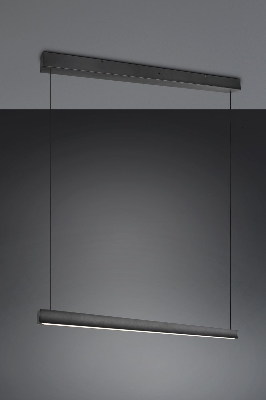 Czarna lampa wisząca Wallace z jednym LED o mocy 29W. Prezentuje prostokątny kształt, zawieszona na cienkich linkach, z minimalistycznym designem. Widoczna jest biała linia światła u dołu lampy, na jednolitym, ciemnym tle.
