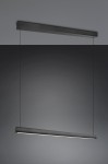 Czarna lampa wisząca Wallace z jednym LED o mocy 29W. Prezentuje prostokątny kształt, zawieszona na cienkich linkach, z minimalistycznym designem. Widoczna jest biała linia światła u dołu lampy, na jednolitym, ciemnym tle.