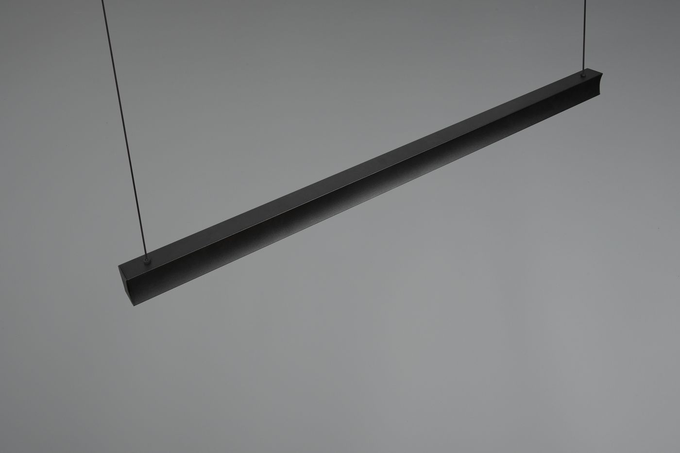 Czarna lampa wisząca Wallace z jedną diodą LED 29W, o prostokątnym kształcie, zawieszona na cienkich linkach. Minimalistyczny design, matowa powierzchnia, umieszczona w centralnej pozycji na szarym tle.