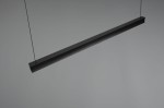 Czarna lampa wisząca Wallace z jedną diodą LED 29W, o prostokątnym kształcie, zawieszona na cienkich linkach. Minimalistyczny design, matowa powierzchnia, umieszczona w centralnej pozycji na szarym tle.