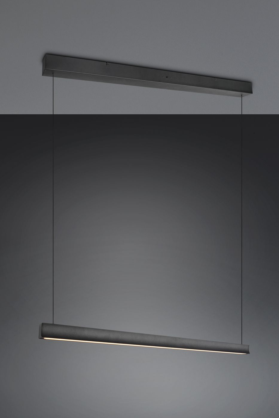 Lampa wisząca Wallace w kolorze czarnym, z jedną diodą LED o mocy 29W. Zawieszona na cienkich linkach, minimalistyczny kształt w formie prostokątnej belki. Delikatne światło wydobywa się z dolnej krawędzi lampy, idealna do nowoczesnych wnętrz.