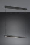 Lampa wisząca Wallace w kolorze czarnym, z jedną diodą LED o mocy 29W. Zawieszona na cienkich linkach, minimalistyczny kształt w formie prostokątnej belki. Delikatne światło wydobywa się z dolnej krawędzi lampy, idealna do nowoczesnych wnętrz.