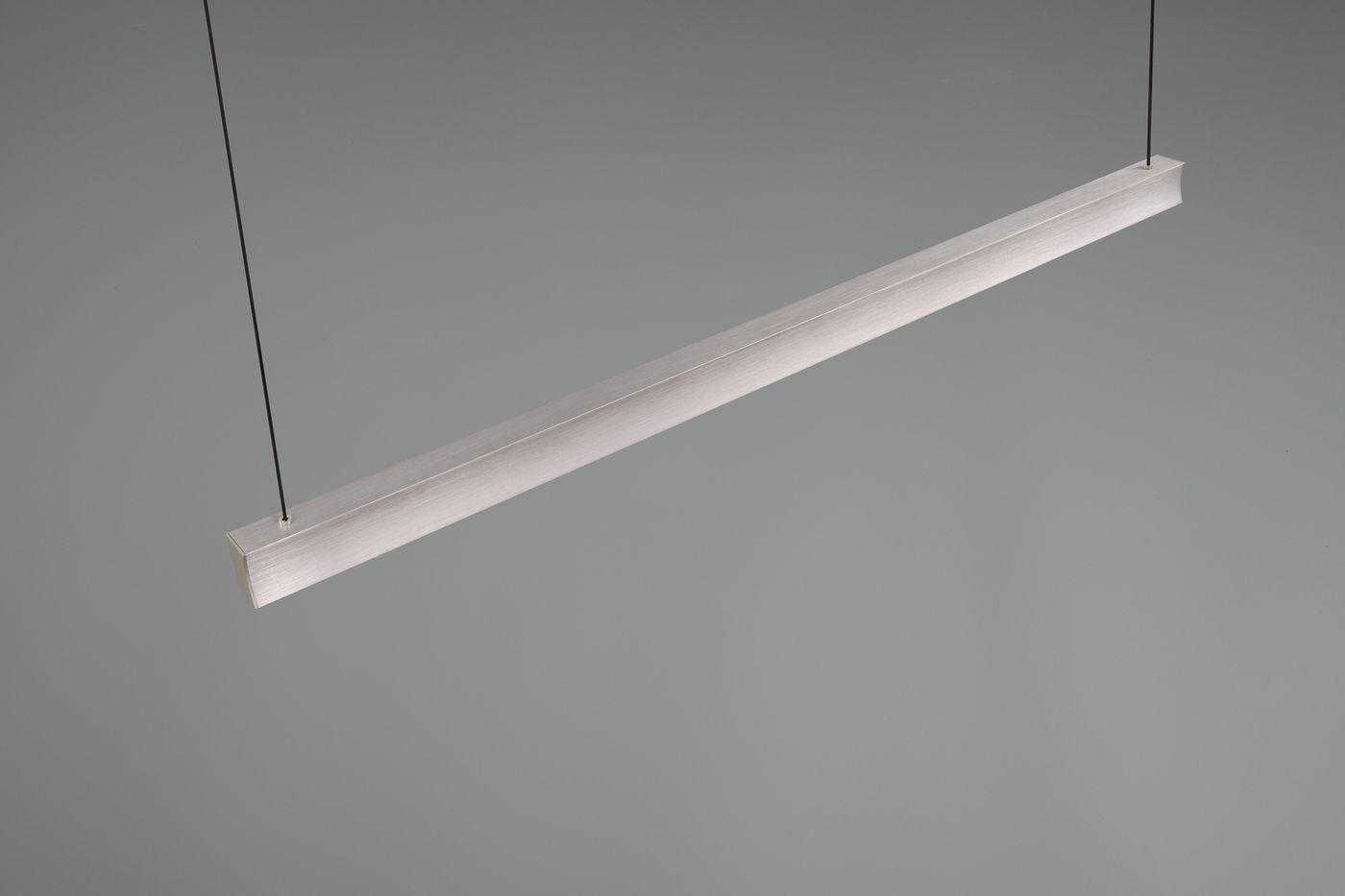 Lampa wisząca Wallace 1xLED 29W CCT w kolorze czarnym z niklowym wykończeniem. Prosta, prostokątna forma z zawieszeniem na cienkich linkach, montowana pod sufitem. Idealna do nowoczesnych aranżacji wnętrz.