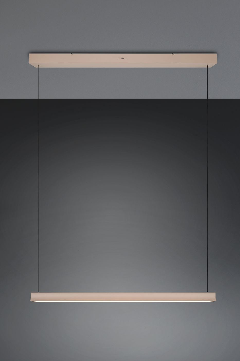 Lampa wisząca Wallace w kolorze beżowym, z prostokątnym kloszem LED o mocy 29W. Zawieszona na cienkich linach, prezentuje minimalistyczny design. Ujęcie frontalne, na jednolitym tle.