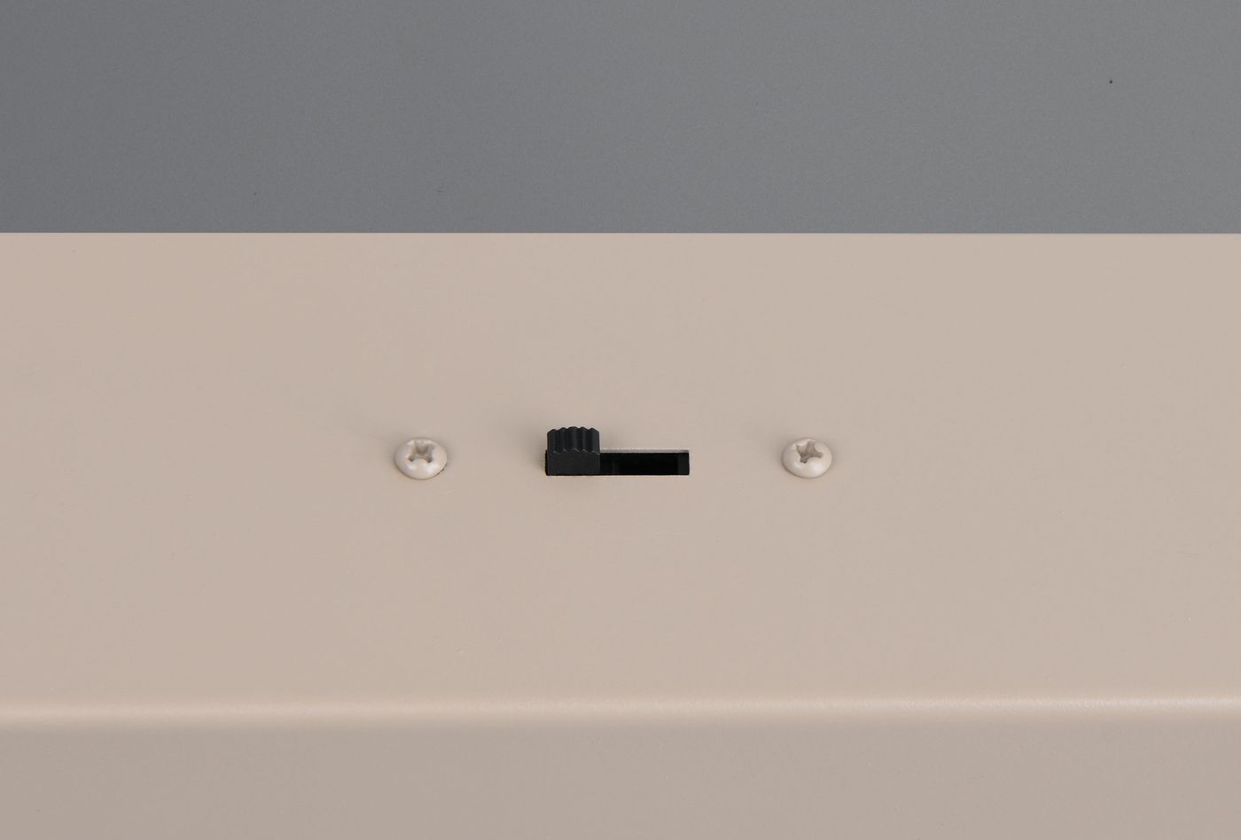 Beżowa lampa wisząca Wallace z 1xLED 29W CCT, widok z bliska na górną część. Widać czarny przełącznik oraz dwa widoczne wkręty. Tło w odcieniu szarym, co podkreśla kolor lampy.