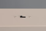 Beżowa lampa wisząca Wallace z 1xLED 29W CCT, widok z bliska na górną część. Widać czarny przełącznik oraz dwa widoczne wkręty. Tło w odcieniu szarym, co podkreśla kolor lampy.