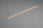 Beżowa lampa wisząca Wallace z jedną diodą LED o mocy 29W. Prosty, długi kształt, zawieszona na cienkich linkach, idealna do nowoczesnych wnętrz. Tło szare, podkreślające design lampy.