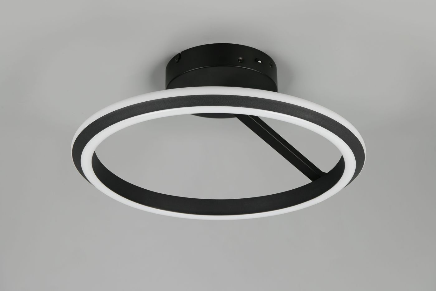 Lampa sufitowa Amador z jedną diodą LED o mocy 34W w kolorze czarnym. Posiada okrągły kształt z dwoma pierścieniami: czarnym i białym. Montaż sufitowy, widok z dołu, ukazuje elegancki design i połączenie materiałów.