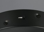 Amador lampa sufitowa o czarnej obudowie, z widocznym włącznikiem oraz mocowaniem. Kształt okrągły, matowa faktura, z miejscem na 1xLED 34W. Zdjęcie z bliska ukazuje detale konstrukcji lampy.