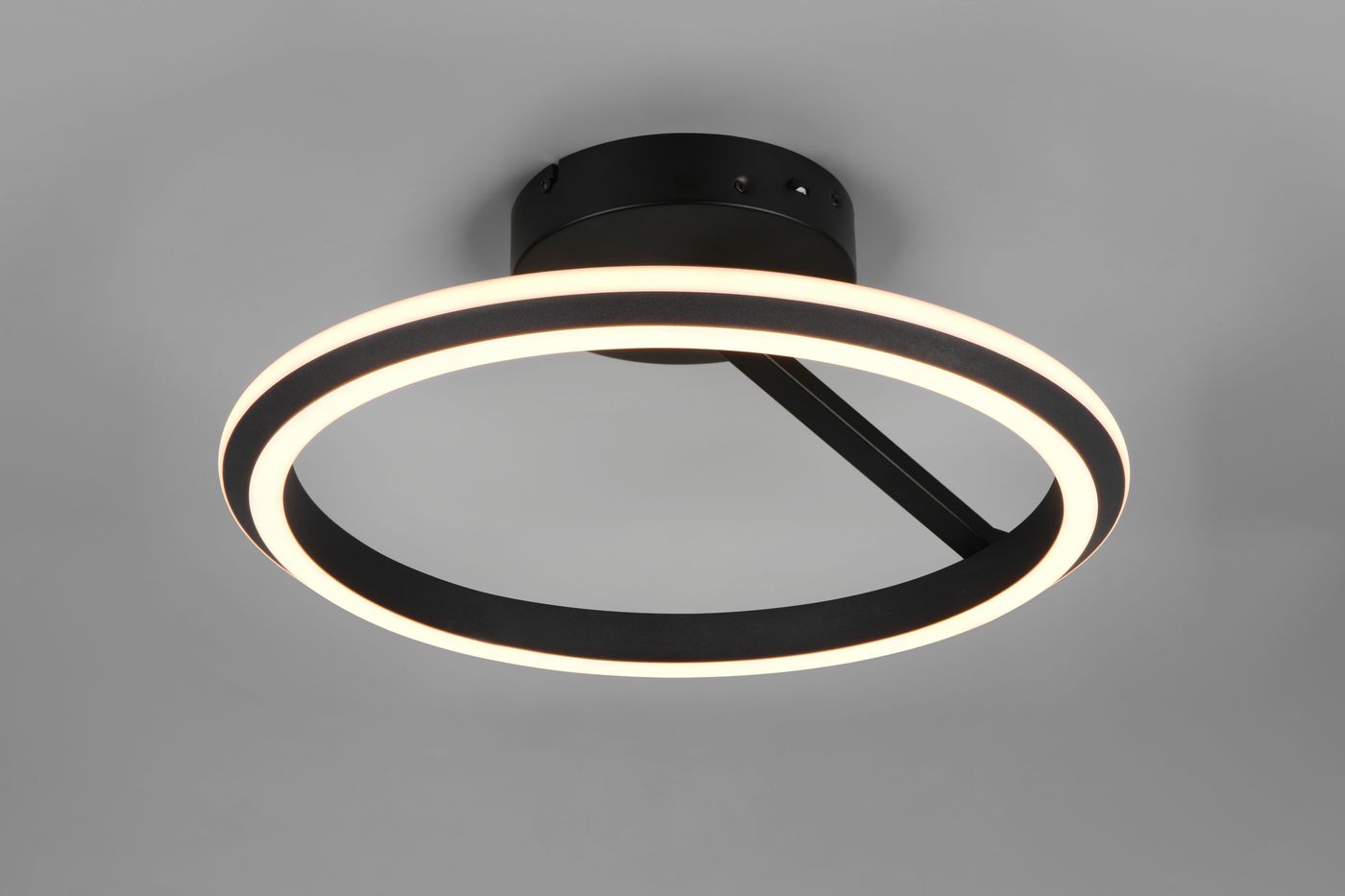 Lampa sufitowa Amador w kolorze czarnym, z pojedynczym źródłem LED o mocy 34W. Okrągła konstrukcja z dwoma pierścieniami: wewnętrzny w barwie ciepłej bieli, zewnętrzny czarny. Montaż na suficie, widok z dołu.