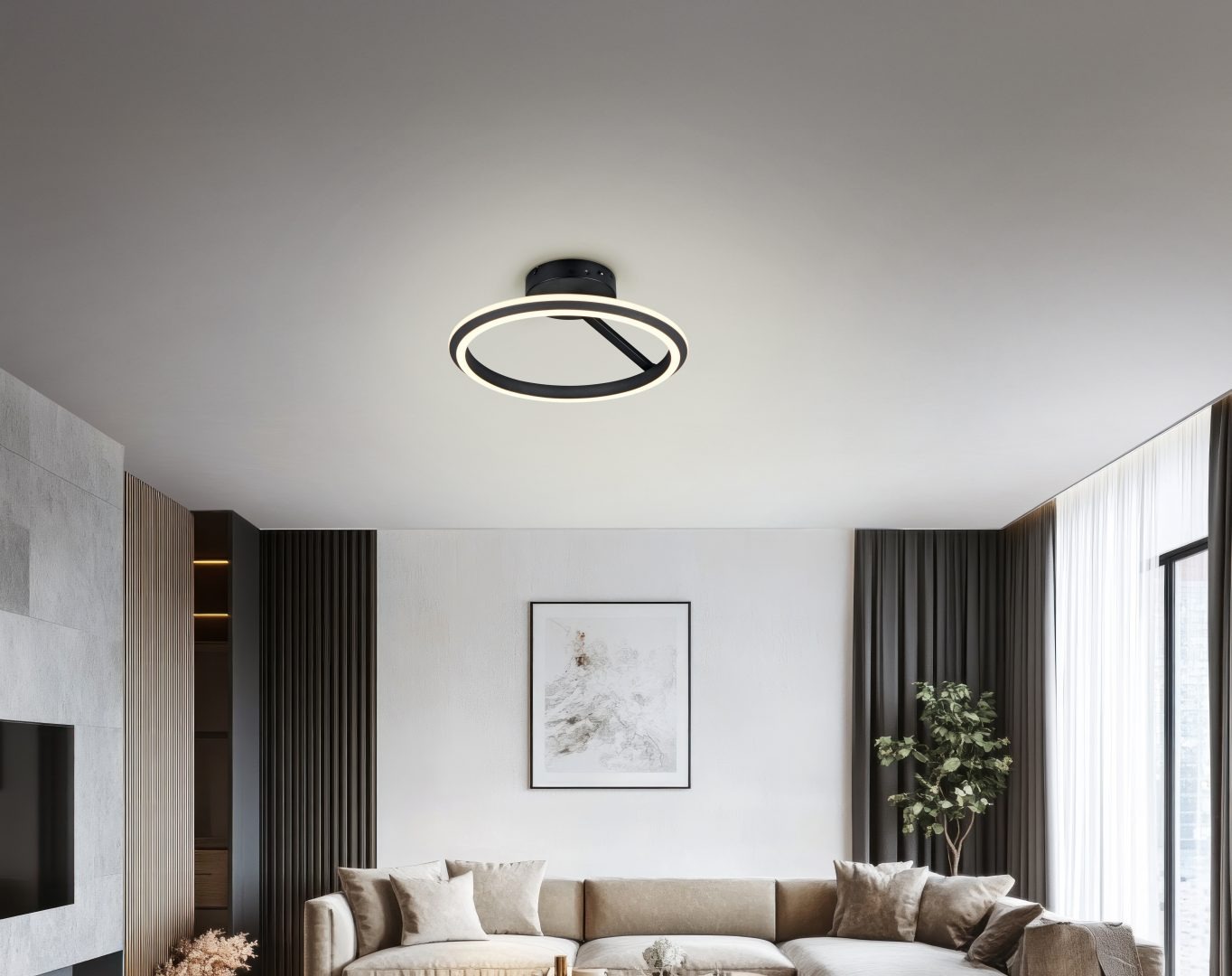 Lampa sufitowa Amador w kolorze czarnym z jedną diodą LED 34W CCT, o nowoczesnym, okrągłym kształcie z dodatkowym pierścieniem świetlnym, zamontowana na suficie w eleganckim wnętrzu z sofą i zasłonami.