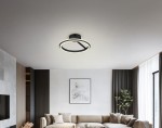Lampa sufitowa Amador w kolorze czarnym z jedną diodą LED 34W CCT, o nowoczesnym, okrągłym kształcie z dodatkowym pierścieniem świetlnym, zamontowana na suficie w eleganckim wnętrzu z sofą i zasłonami.