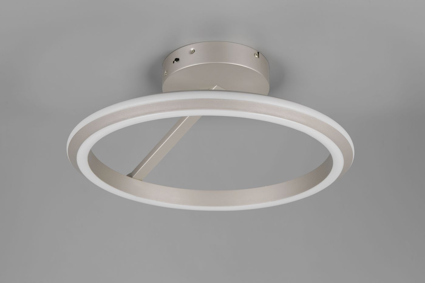 Lampa sufitowa Amador w kolorze niklowym z jednym źródłem światła LED o mocy 34W. Okrągła konstrukcja z białym, podświetlonym obrzeżem, zamontowana na suficie. Ujęcie z dołu, ukazujące detal i kształt lampy.