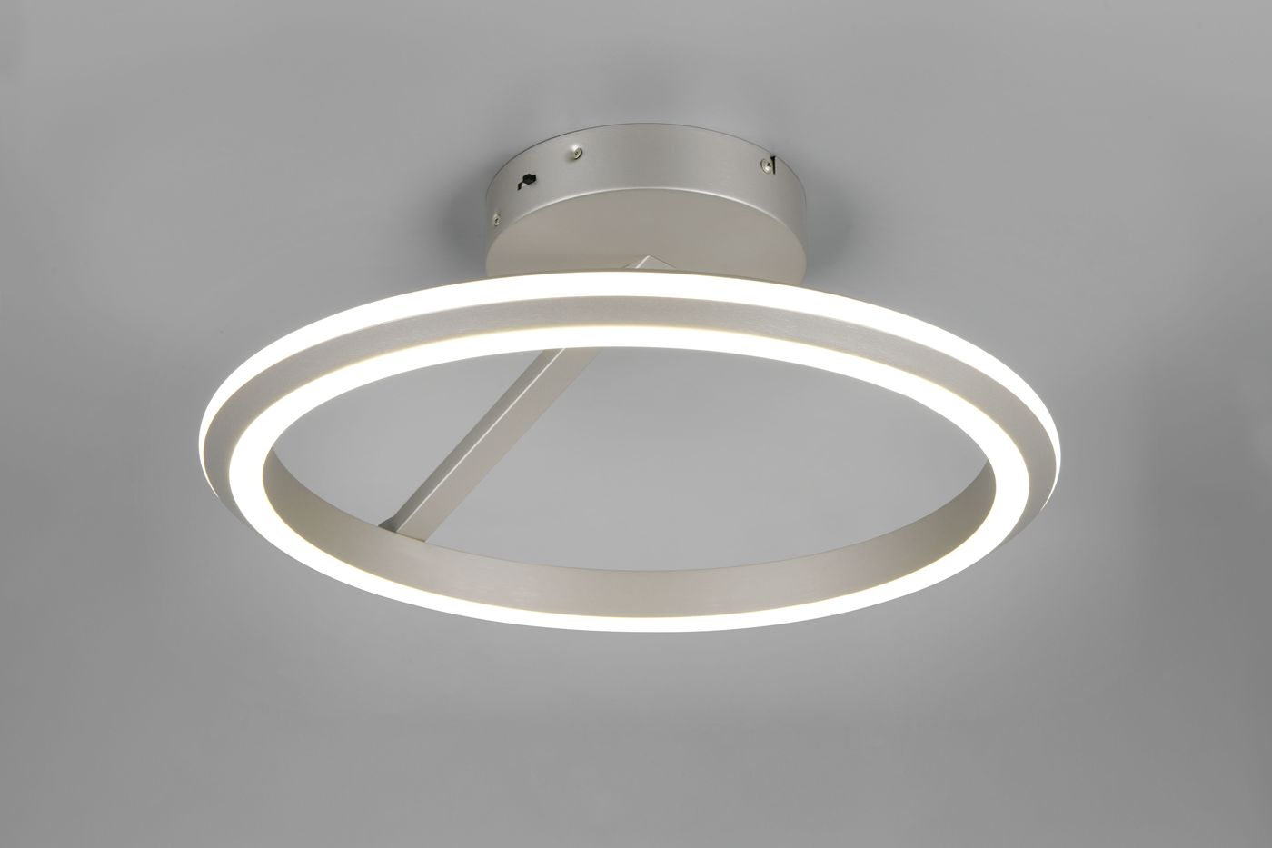 Lampa sufitowa Amador z jednym źródłem LED 34W w kolorze niklu. Okrągła, minimalistyczna konstrukcja z podświetleniem LED, zamontowana na suficie. Widoczny detal w postaci zewnętrznego pierścienia świetlnego.