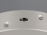 Lampa sufitowa Amador z niklowym wykończeniem, z widocznym włącznikiem i dwoma śrubami mocującymi. Kształt okrągły, wykonana z metalu. Produkt zaprojektowany do montażu na suficie, z mocowaniem w centralnej części.