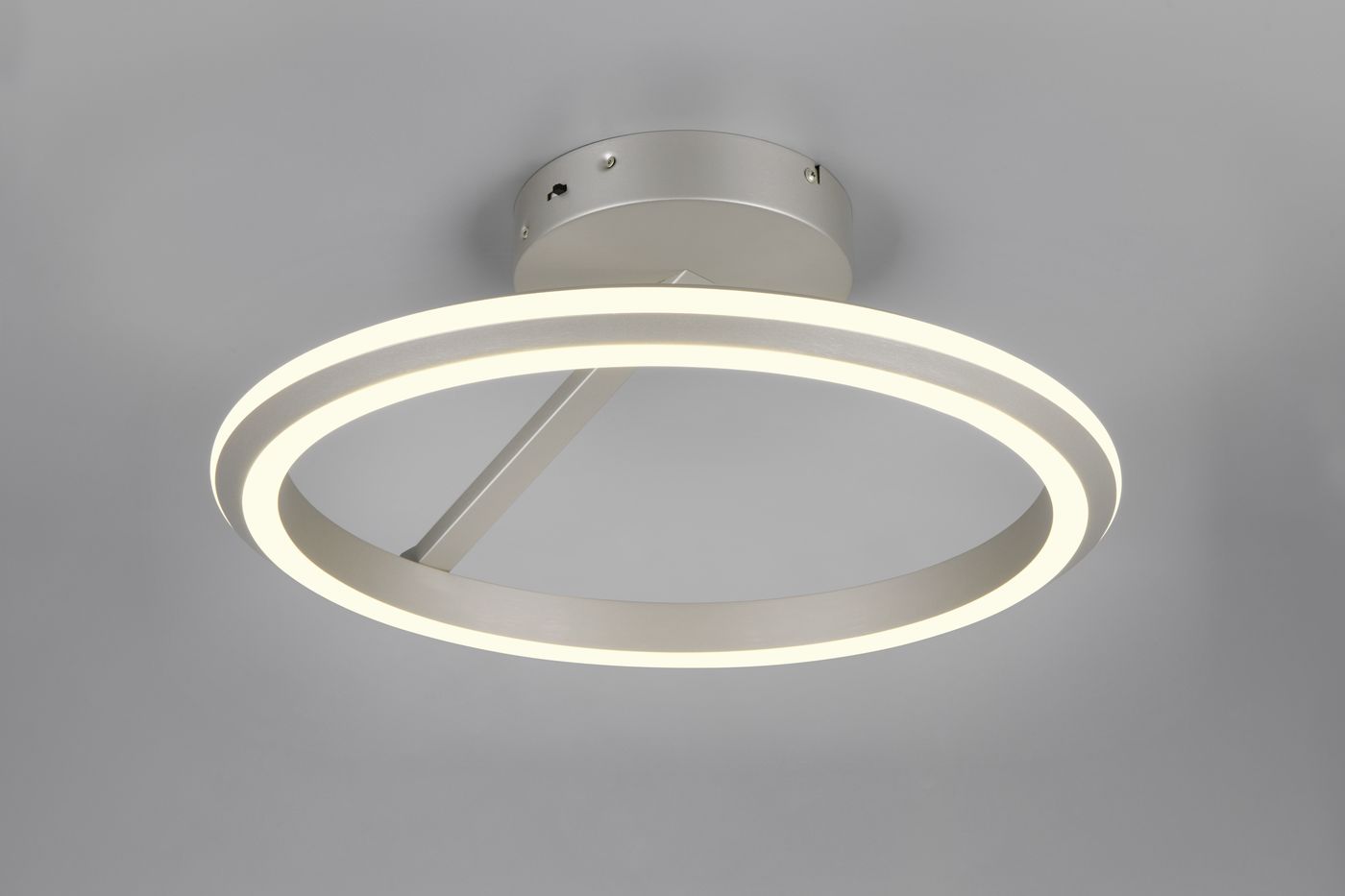 Lampa sufitowa Amador o okrągłym kształcie, wykonana z niklu, z jednym źródłem światła LED o mocy 34W. Wbudowane diody emitują ciepłe światło, a lampa jest zamontowana na suficie. Kąt ujęcia pokazuje ją z dołu, eksponując jej nowoczesny design.