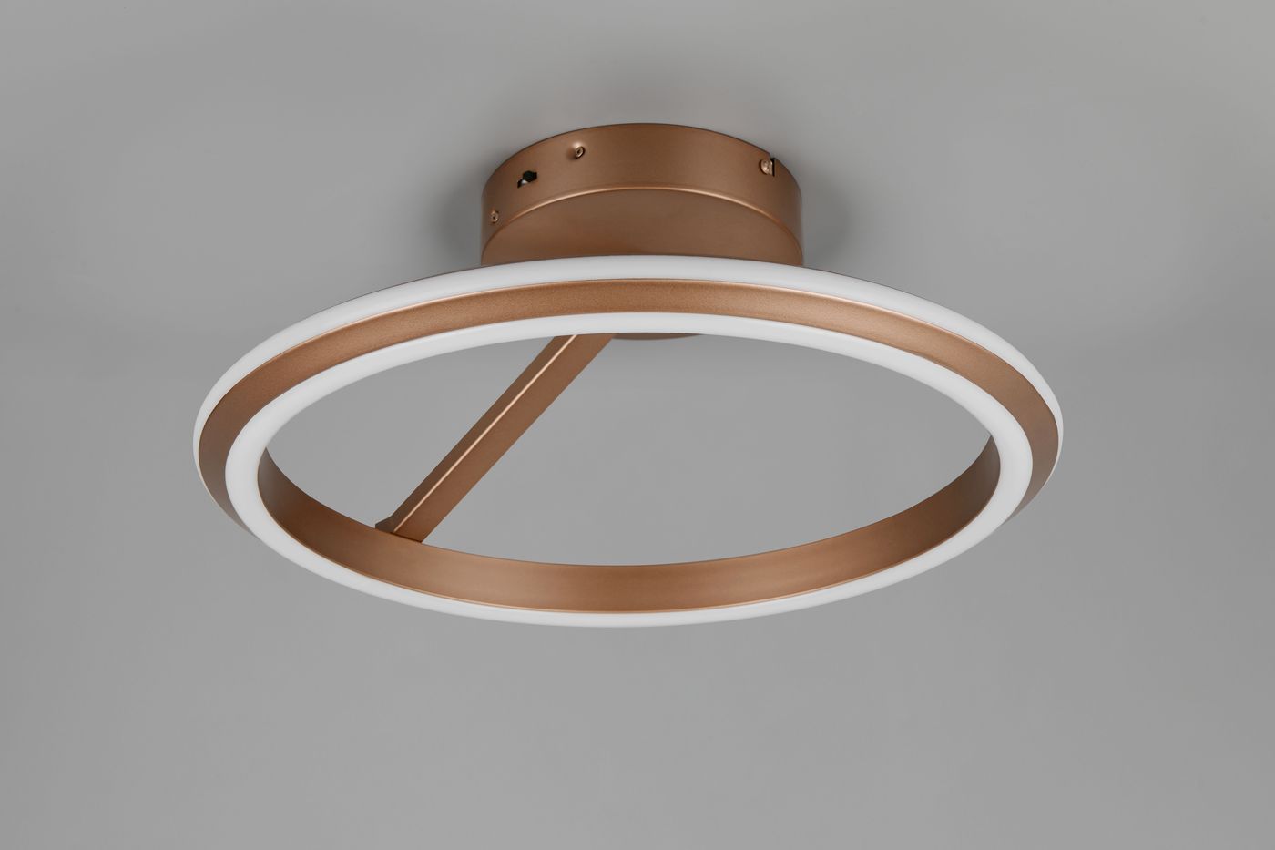 Lampa sufitowa Amador w kolorze kawowym, z jedną diodą LED 34W. Okrągła konstrukcja z metalowym ramieniem i białym, podświetlonym pierścieniem. Zamontowana na suficie, widok z dołu.