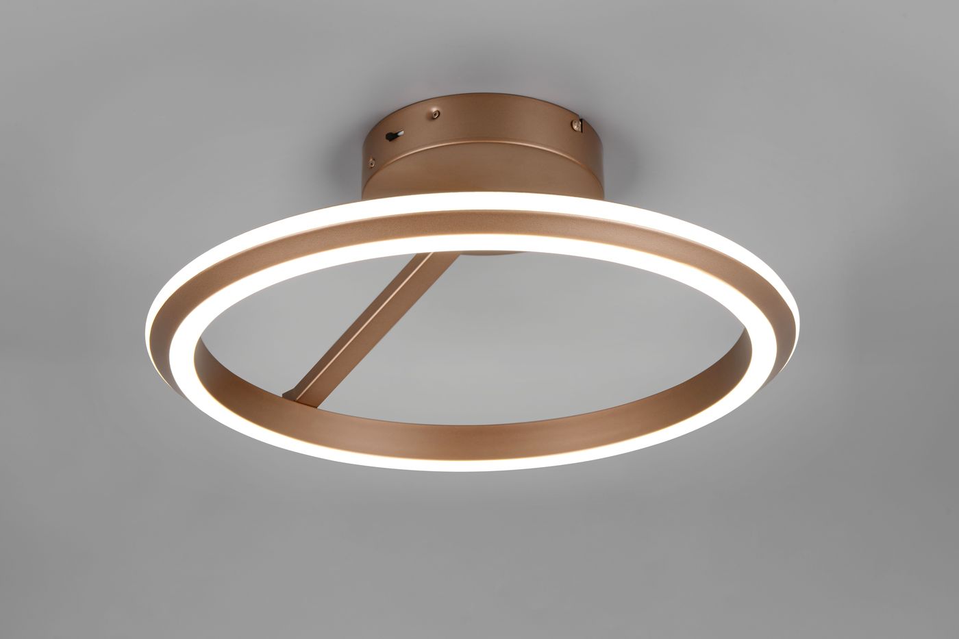 Lampa sufitowa Amador z jedną diodą LED 34W w kolorze kawowym. Okrągła konstrukcja z zewnętrznym pierścieniem emitującym światło. Zamontowana na stropie, widoczna z góry, z wyraźnym detalem mocowania.