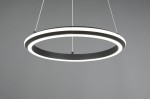 Lampa wisząca Amador 1xLED 34W CCT w kolorze czarnym, o okrągłym kształcie. Zawiera dwa pierścienie: zewnętrzny czarny i wewnętrzny z białym światłem LED. Zawieszona na cienkim sznurku, prezentuje minimalistyczny design na jednolitym tle.