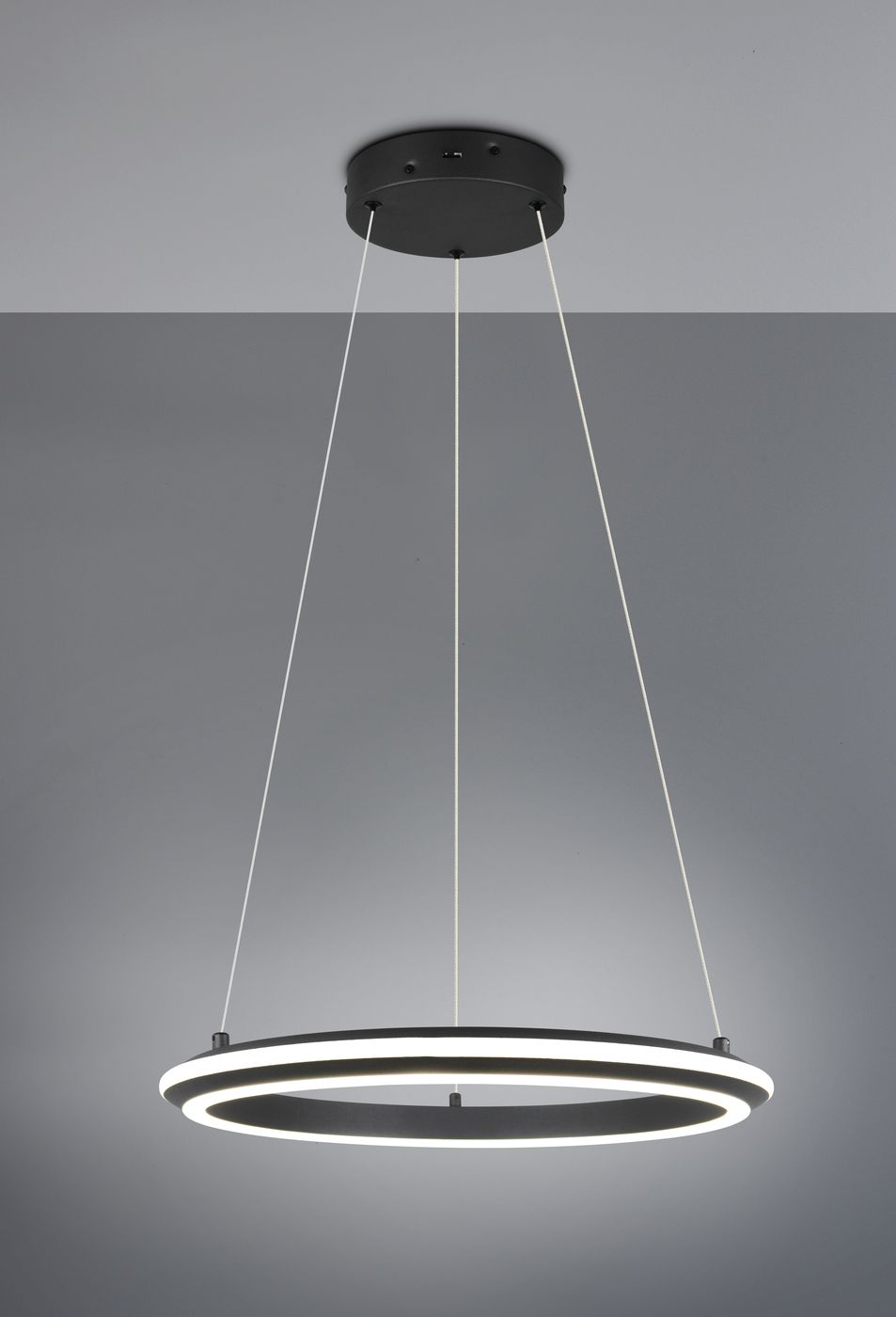 Lampa wisząca Amador 1xLED 34W CCT w kolorze czarnym, z okrągłym, płaskim kloszem i białym pierścieniem świetlnym. Zawieszona na dwóch białych linkach, montowana sufitowo. Prosta forma, idealna do nowoczesnych wnętrz.