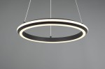 Lampa wisząca Amador w kształcie okręgu, czarna z białym podświetleniem LED 34W CCT. Zawieszona na cienkich linkach, z widocznym detalem na krawędzi. Tło szare, minimalistyczne.