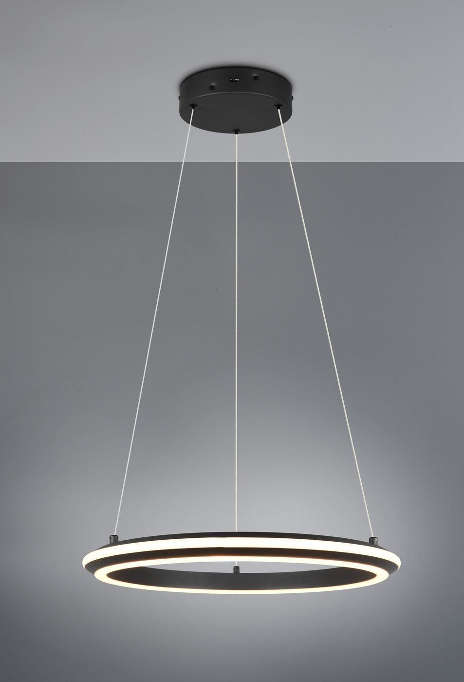 Lampa wisząca Amador 1xLED 34W CCT w kolorze czarnym, o okrągłym kształcie. Zawieszona na dwóch białych linkach, z delikatnym podświetleniem LED wzdłuż krawędzi. Ujęcie z boku, na jednolitym tle.